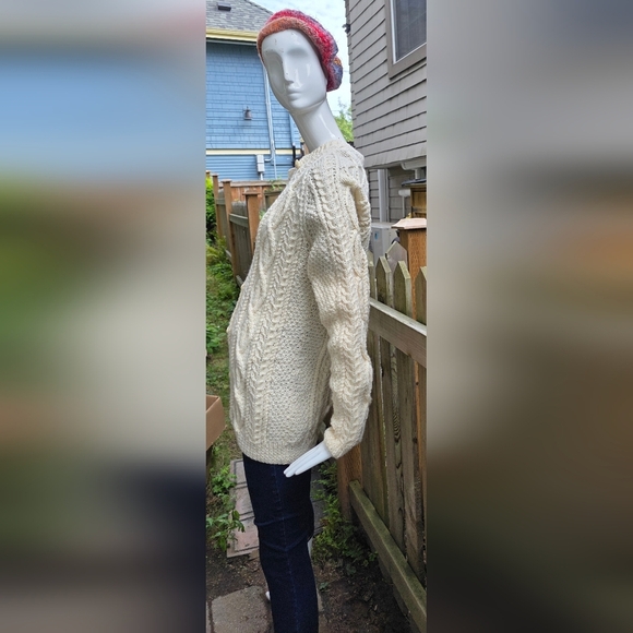 Cozy Cream Cable Knit Women's Sweater.  Med/lg - Picture 2 of 9